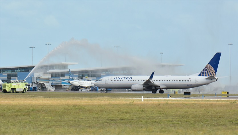 United Airlines flight receives water salute